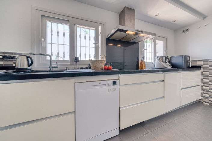 Image No.27-5 Bed Property for sale