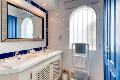 12-53013098fcab6c38b1379cd33298e050