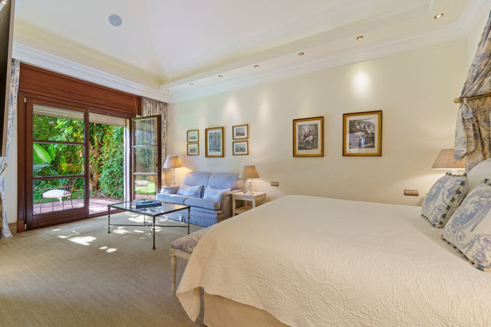 Image No.13-6 Bed Property for sale