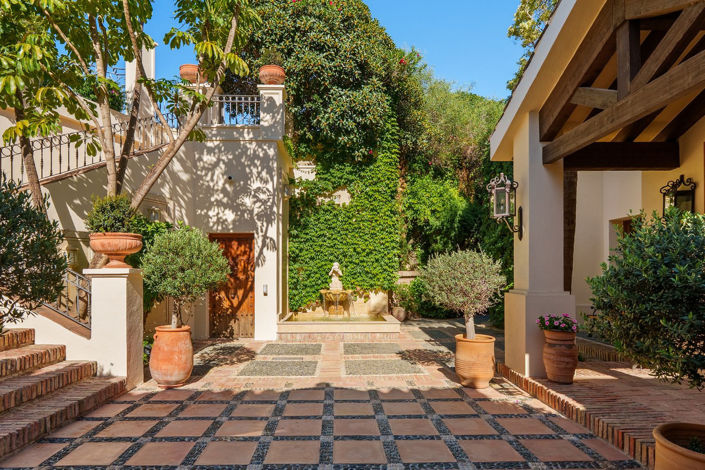 Image No.23-6 Bed Property for sale