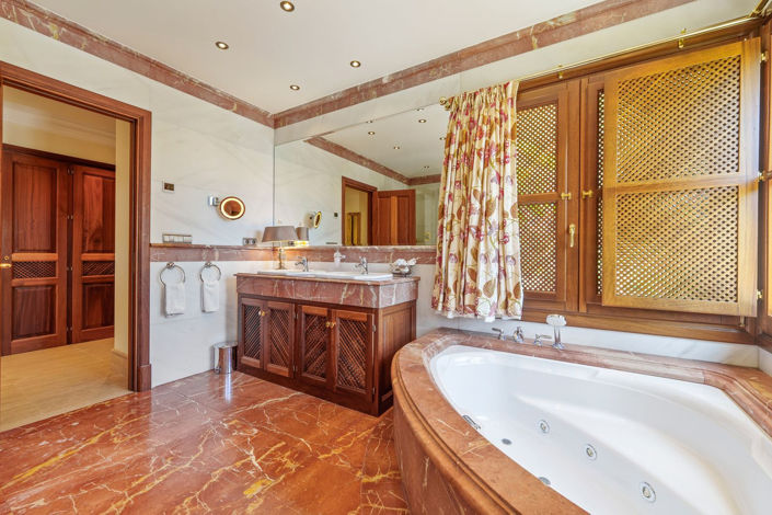 Image No.24-6 Bed Property for sale