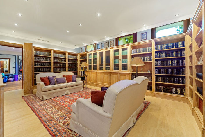 Image No.30-6 Bed Property for sale