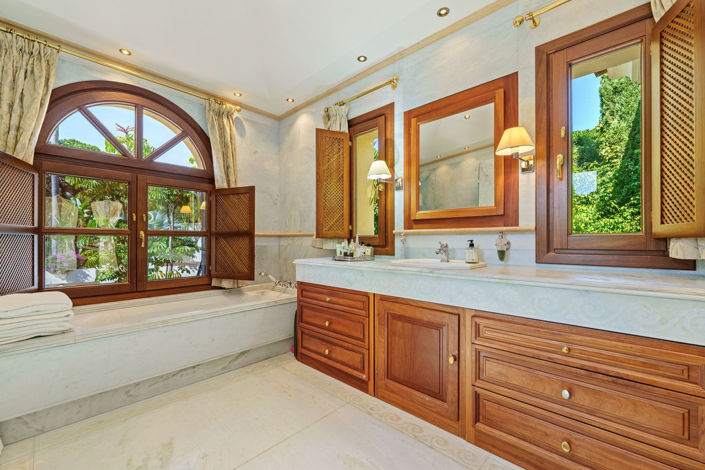 Image No.50-6 Bed Property for sale