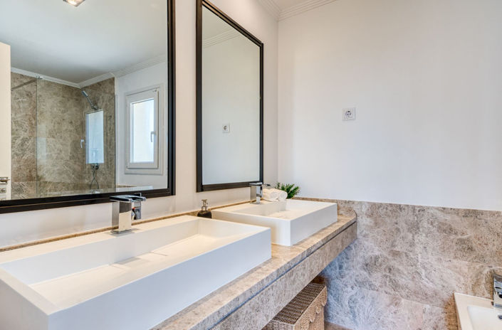 Image No.17-4 Bed Property for sale