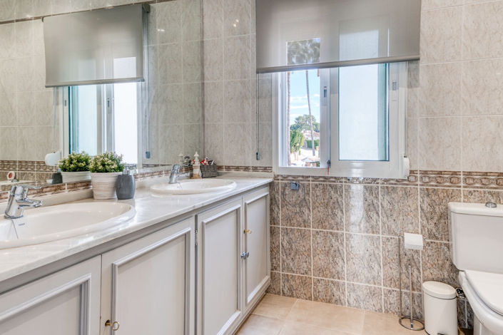 Image No.11-4 Bed Property for sale