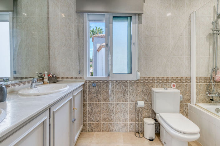 Image No.12-4 Bed Property for sale