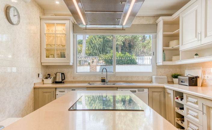 Image No.16-4 Bed Property for sale