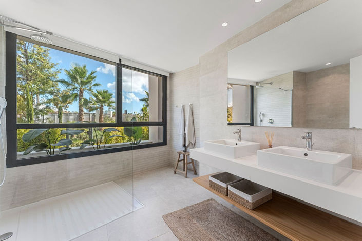 Image No.10-4 Bed Property for sale