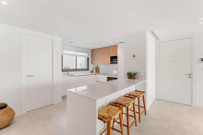 Image No.4-4 Bed Property for sale