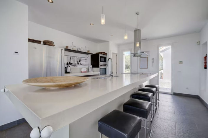 Image No.14-6 Bed Property for sale