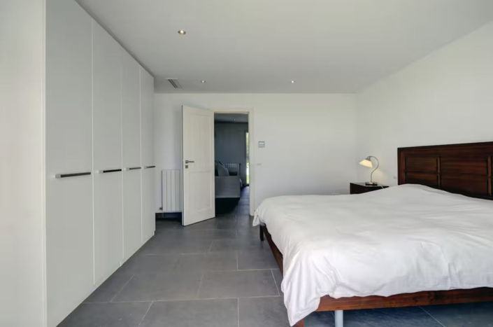 Image No.28-6 Bed Property for sale