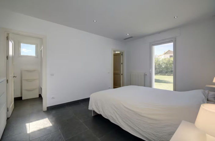 Image No.33-6 Bed Property for sale