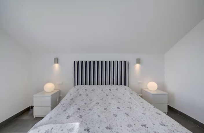 Image No.42-6 Bed Property for sale