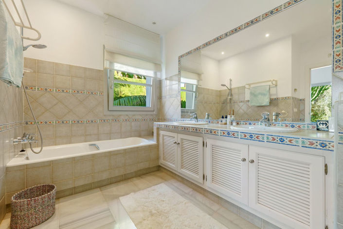 Image No.6-4 Bed Property for sale