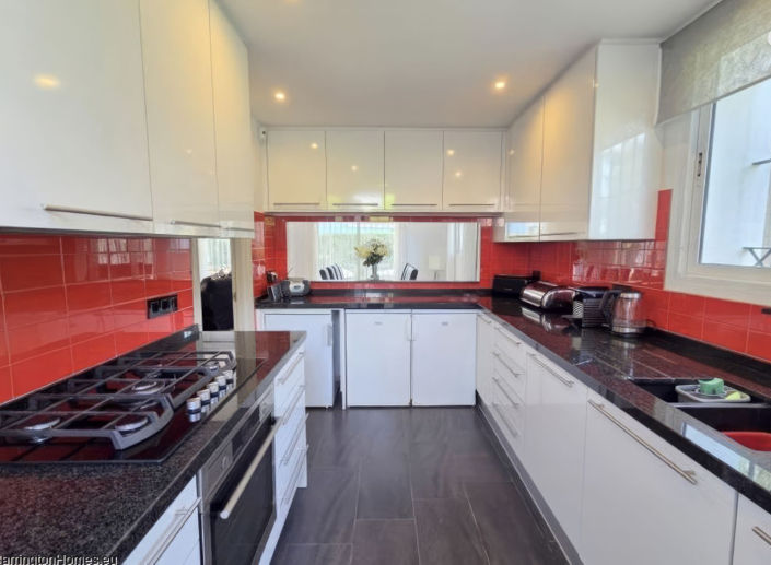 Image No.12-4 Bed Property for sale