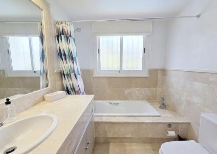 Image No.15-4 Bed Property for sale