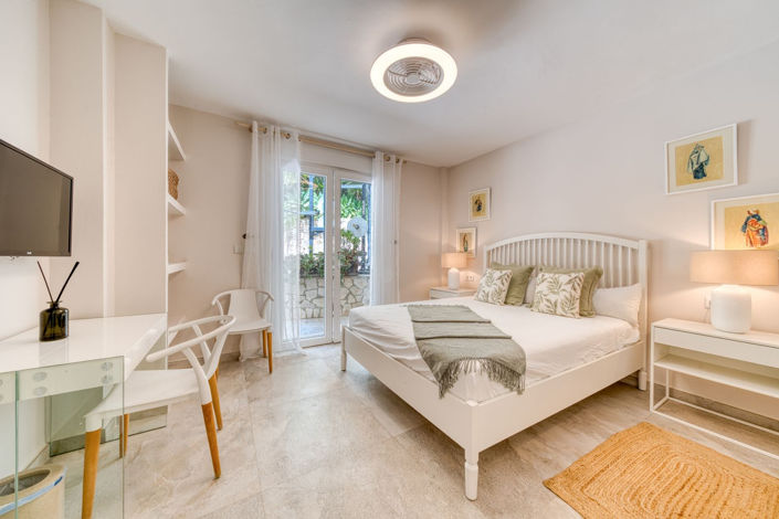 Image No.16-6 Bed Property for sale
