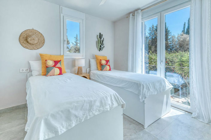 Image No.24-6 Bed Property for sale