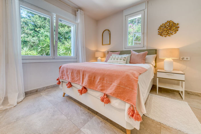Image No.26-6 Bed Property for sale