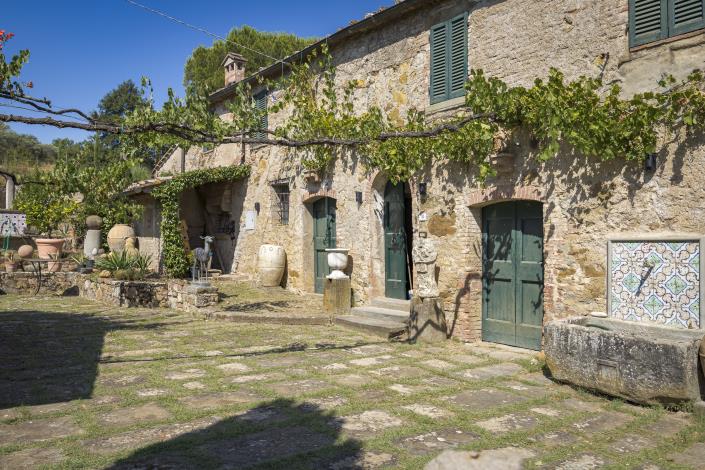 Image No.1-4 Bed Farmhouse for sale