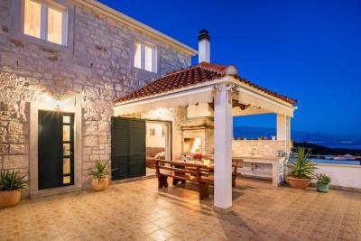 1 - Milna, Village House