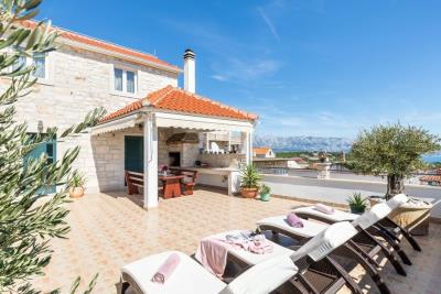 004-3734-30-island-brac-house-in-quiet-area-for-sale