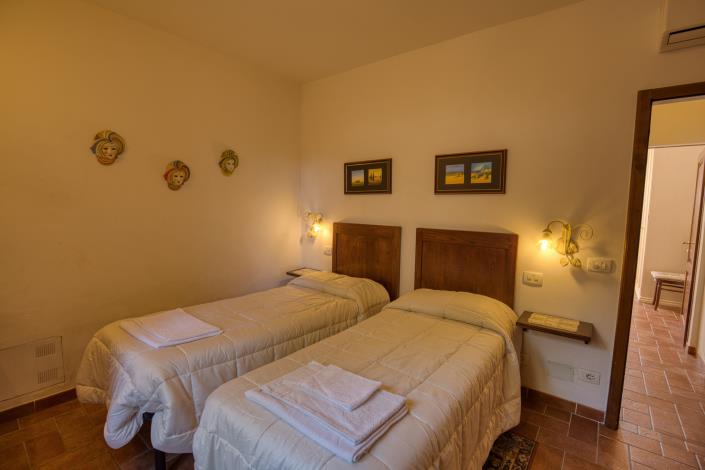 Image No.10-4 Bed Country House for sale