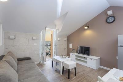 011-2038-86-Makarska-Stone-house-in-the-first-row-to-the-sea-for-sale