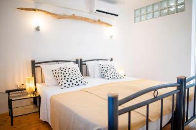 007-2051-52-Hvar-Stone-house-in-a-picturesque-location-for-sale