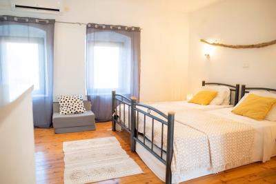 010-2051-52-Hvar-Stone-house-in-a-picturesque-location-for-sale