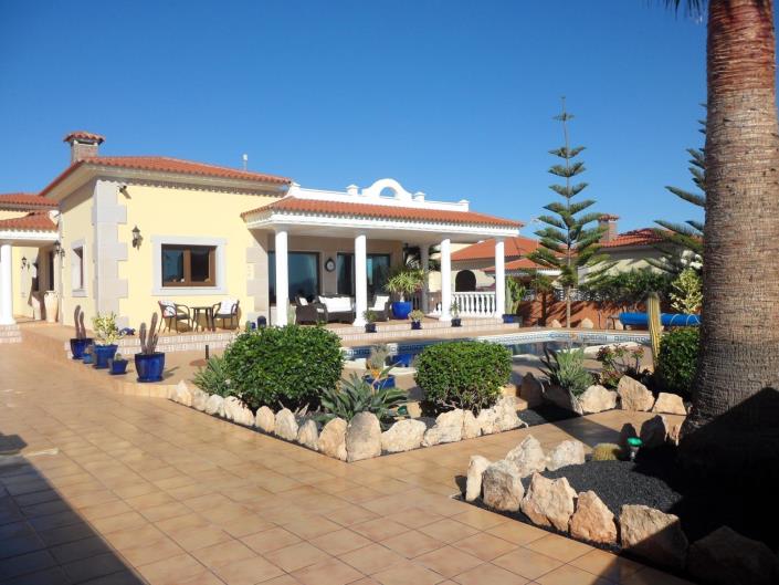 Image No.1-4 Bed Villa / Detached for sale