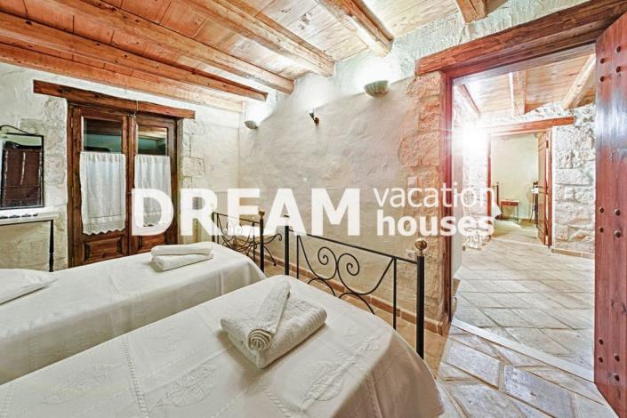 Image No.6-8 Bed Property for sale