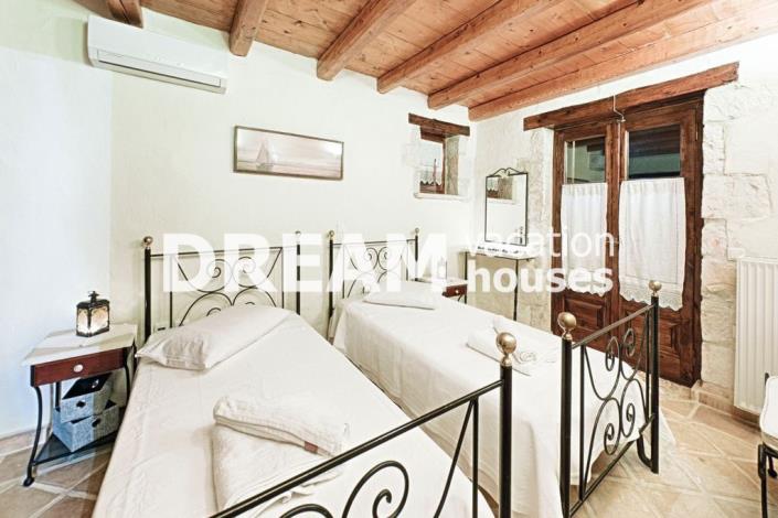 Image No.8-8 Bed Property for sale