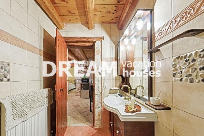 Image No.10-8 Bed Property for sale