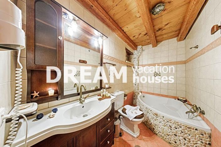 Image No.11-8 Bed Property for sale