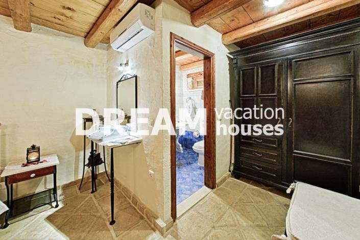 Image No.20-8 Bed Property for sale