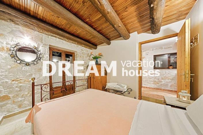 Image No.23-8 Bed Property for sale