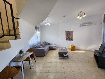 Town House For Rent  in  Peyia