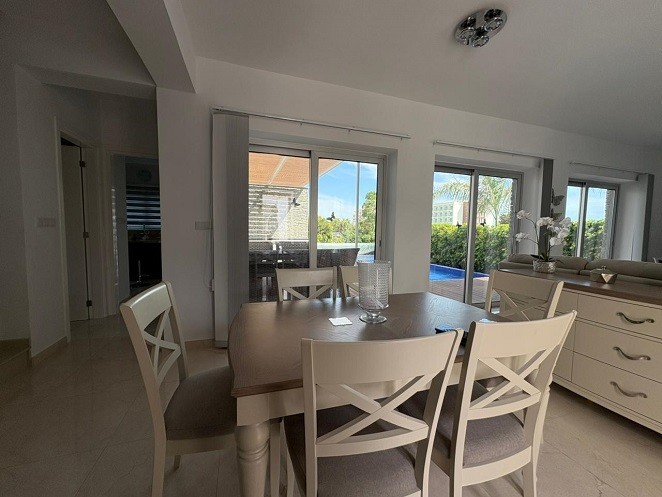 Image No.10-7 Bed Villa for sale