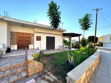 Bungalow For Sale  in  Chlorakas