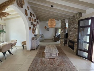 Bungalow For Sale  in  Peyia