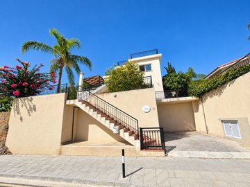 Detached Villa For Sale  in  Anavargos