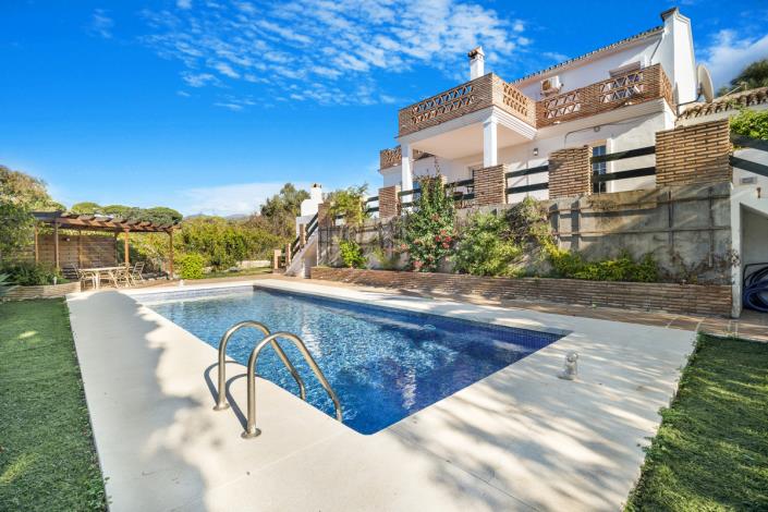 Image No.1-4 Bed Villa / Detached for sale