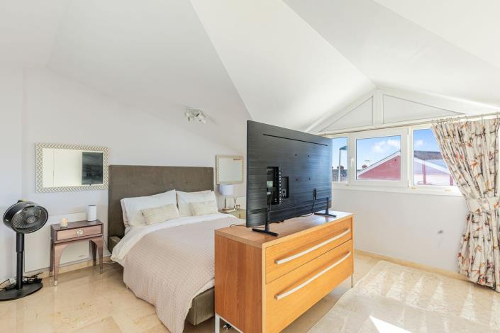 Image No.8-5 Bed Townhouse for sale