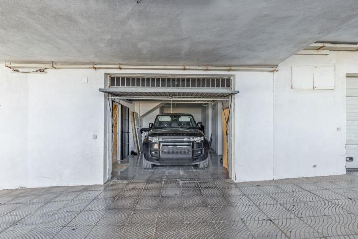 Image No.17-5 Bed Townhouse for sale