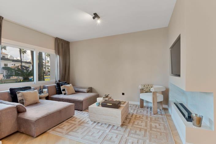 Image No.4-4 Bed Townhouse for sale