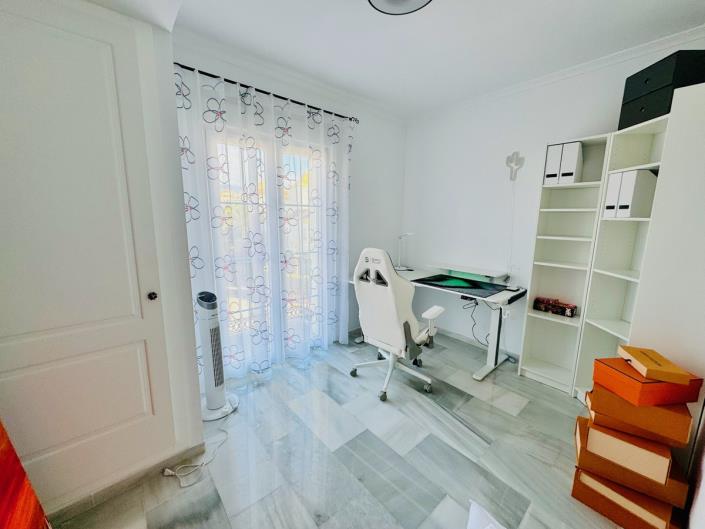 Image No.14-4 Bed Townhouse for sale