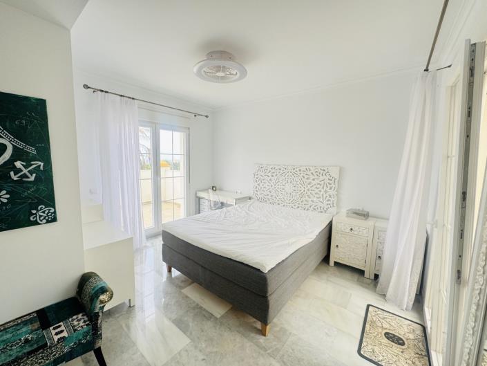 Image No.17-4 Bed Townhouse for sale