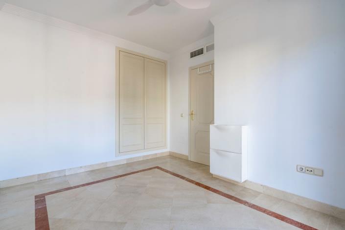 Image No.12-3 Bed House for sale