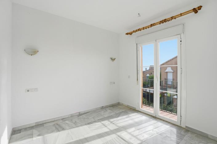 Image No.10-3 Bed House for sale